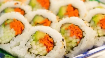 طريقة عمل السوشي في البيت: خطوات دقيقة لتحضير وجبة يابانية صحية وممتعة